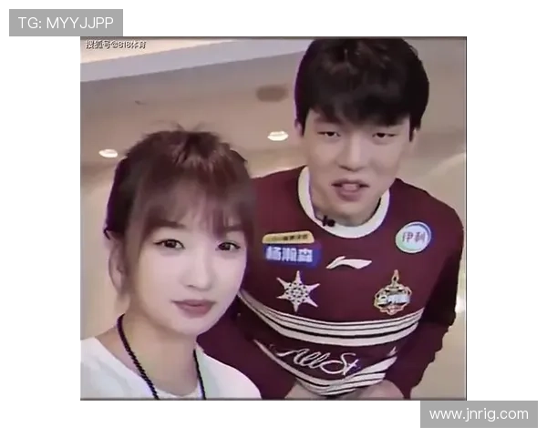 杨瀚森这休息日一个人逛奢侈品店，钱包都要抗议了吧！